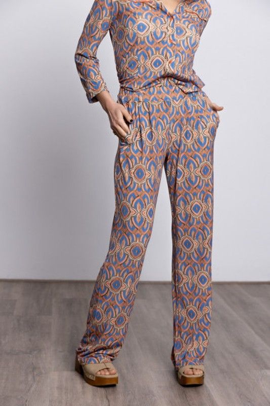 p-liliparombi-dv26-pantalon-pinzas-estampado-bmbco-marieta-tienda-ropa-valencia-1.jpg