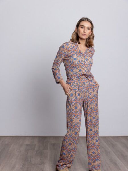 p-liliparombi-dv26-pantalon-pinzas-estampado-bmbco-marieta-tienda-ropa-valencia-2.jpg