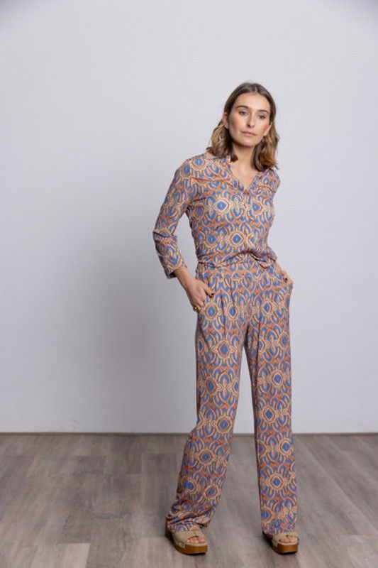 p-liliparombi-dv26-pantalon-pinzas-estampado-bmbco-marieta-tienda-ropa-valencia-2.jpg