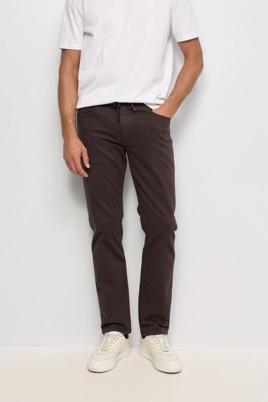 21008479-i26-vaquero-jogger-color-salsa-tienda-ropa-valencia-1.jpg