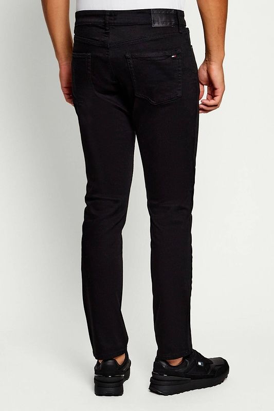 DM0DM23478-vaquero-scanton-negro-tommy-jeans-marieta-tienda-ropa-valencia-3.jpg