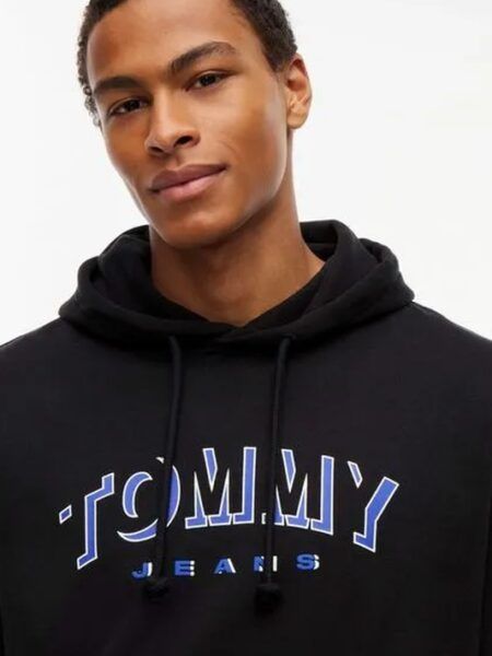DM0DM23582-sudadera-capucha-logo-tommy-jeans-marieta-tienda-ropa-valencia-2.jpg