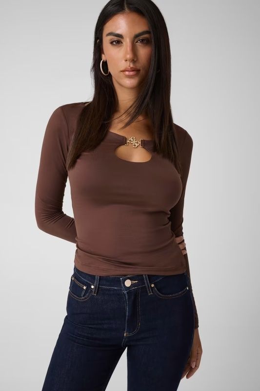 W6BP27K6288-camiseta-lisa-hebilla-guess-marieta-tienda-ropa-valencia-1.jpg