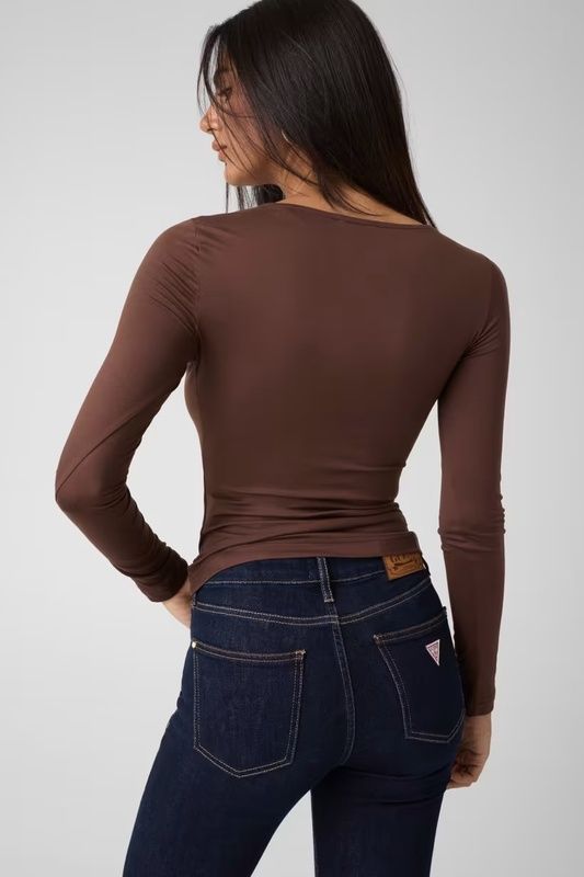 W6BP27K6288-camiseta-lisa-hebilla-guess-marieta-tienda-ropa-valencia-2.jpg