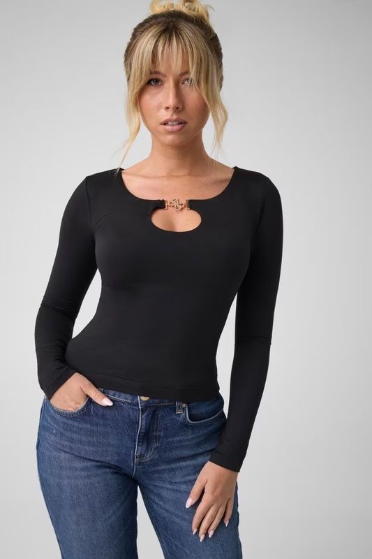W6BP27K6288-camiseta-lisa-hebilla-guess-marieta-tienda-ropa-valencia-4.jpg